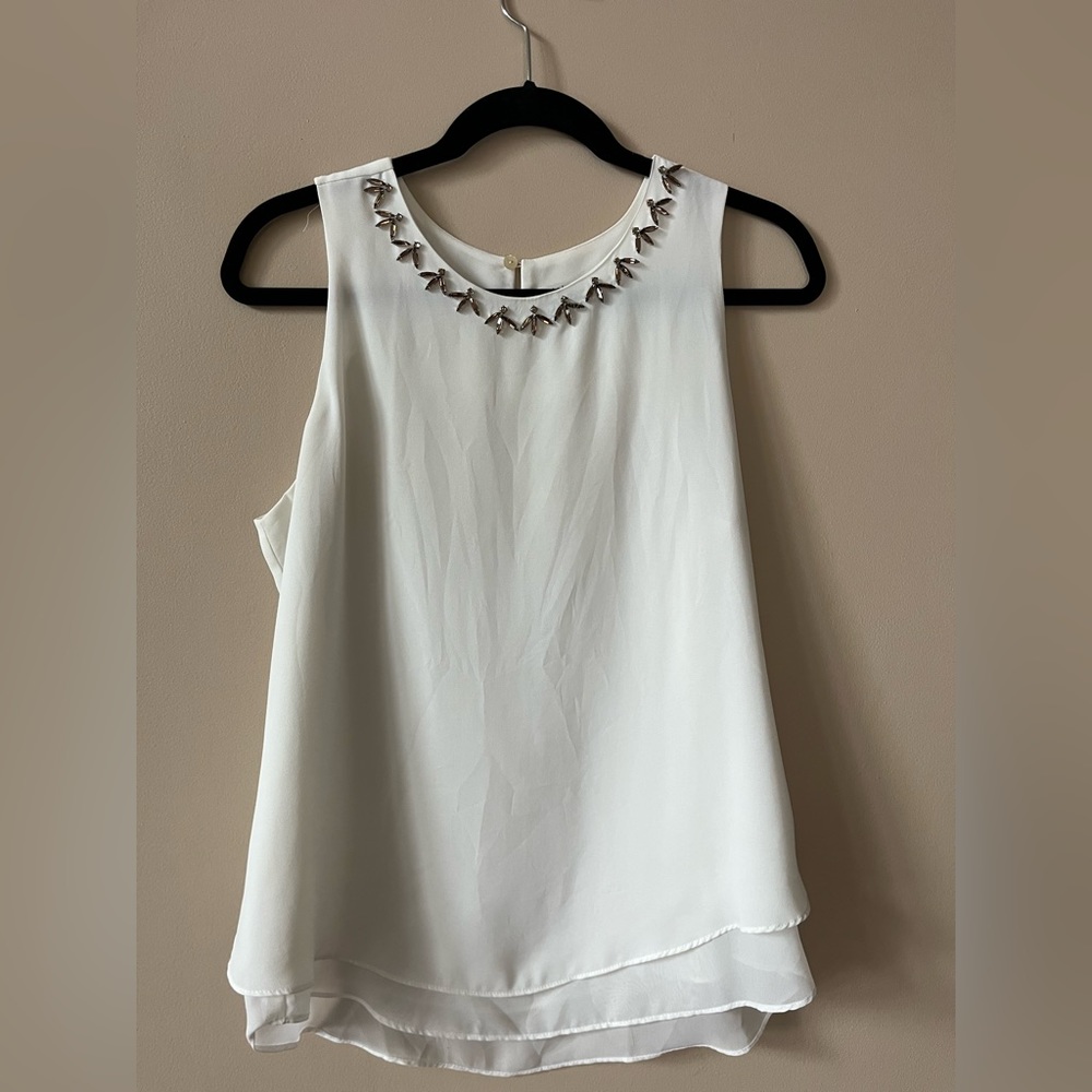 NEAR PERFECT CONDITION. White beaded neck dressy tank.